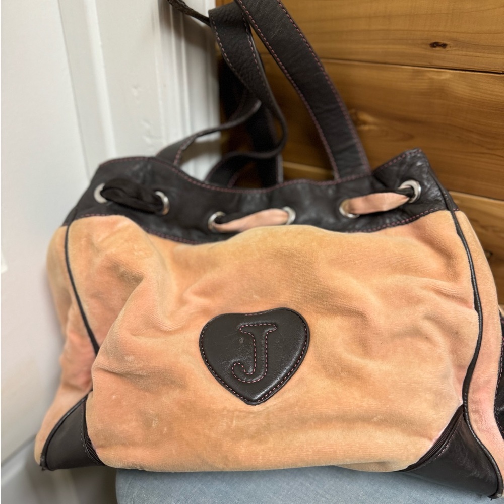 Gorgeous juicy Couture bag, used in good condition. Super comfortable😍sold